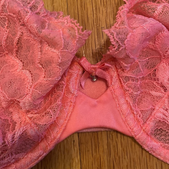 Victoria’s Secret Bra - Picture 2 of 11